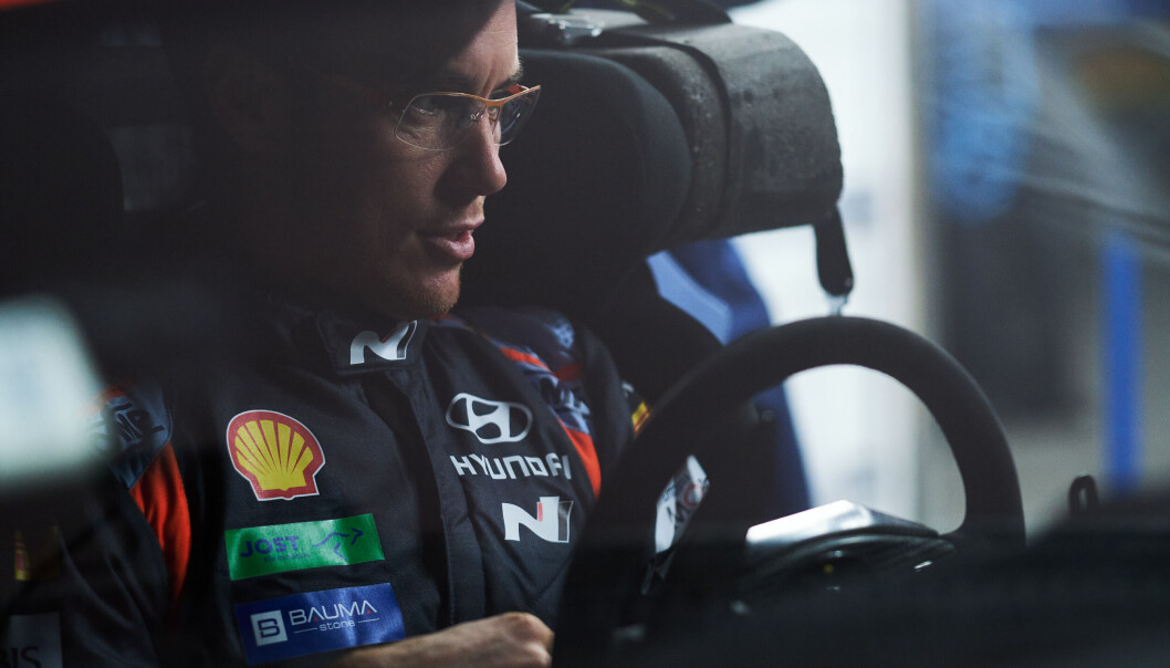 Thierry Neuville har gjort to store lovbrudd i trafikken på under ett år i forbindelse med deltakelse i en VM-runde i rally. Thierry Neuville har gjort to store lovbrudd i trafikken på under ett år i forbindelse med deltakelse i en VM-runde i rally.
