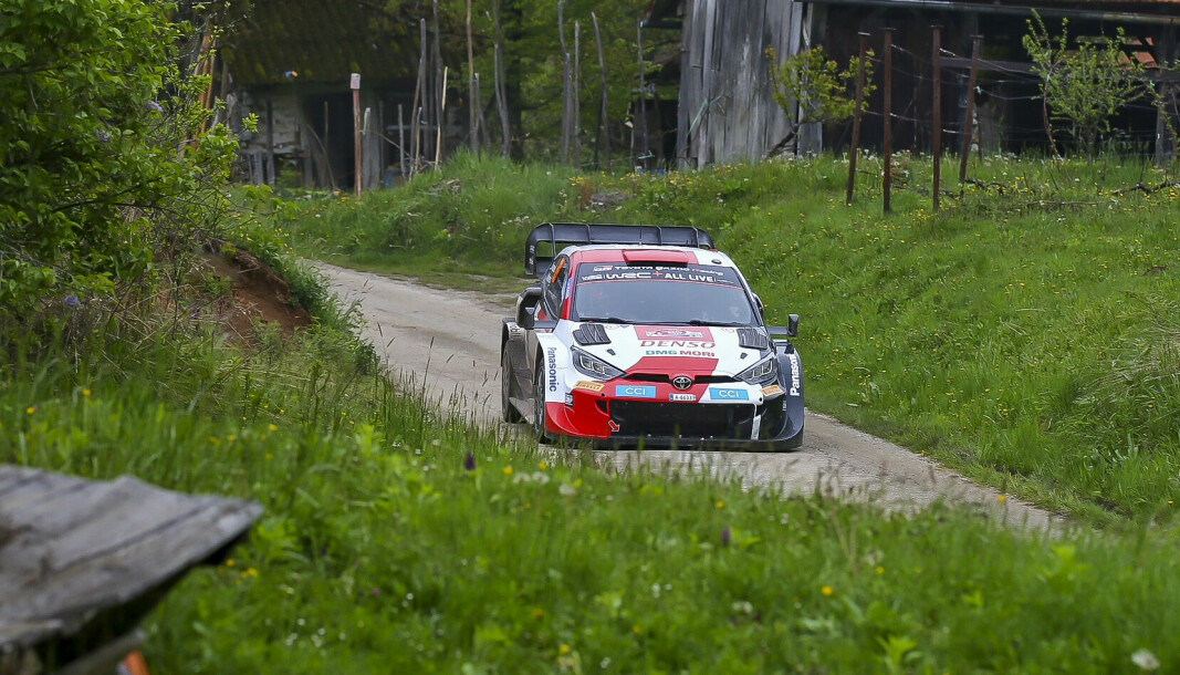 Toyota og Kalle Rovanperä startet lørdagen med en ledelse på over minuttet til Hyundai-Tänak. Etter en punktering i SS11 har ledelsen blitt svekket til 16-sekunder.