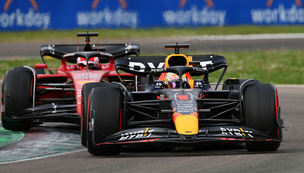 Her har Max Verstappen akkurat tatt igjen det tapte etter at han ga fra seg ledelsen til Charles Leclerc. Her har Max Verstappen akkurat tatt igjen det tapte etter at han ga fra seg ledelsen til Charles Leclerc.