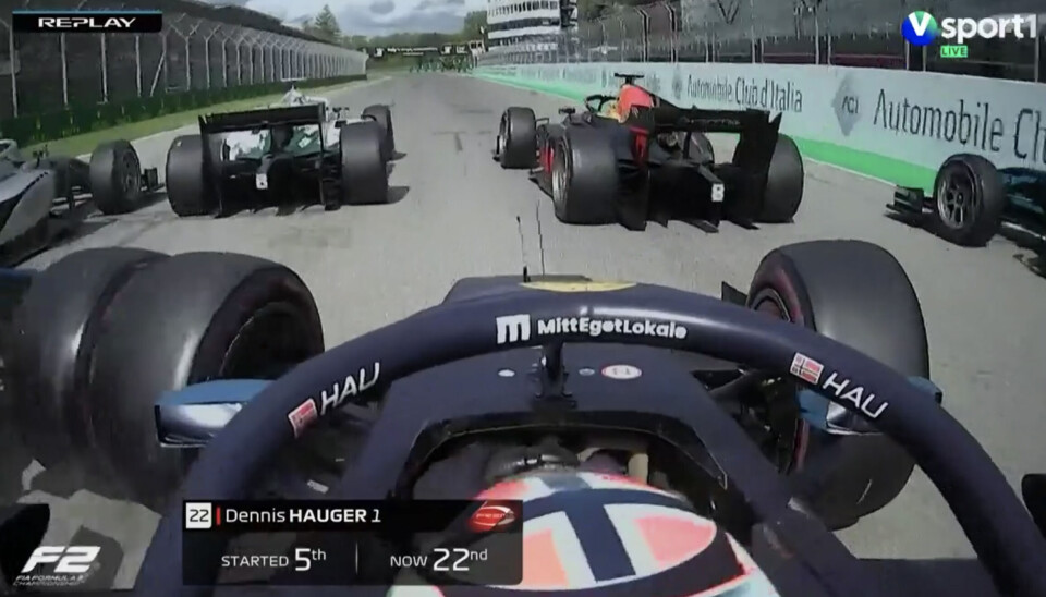 Her smeller det mellom Dennis Hauger og Jack Doohan bare få meter etter starten på hovedløpet i Formel 2 på Imola.