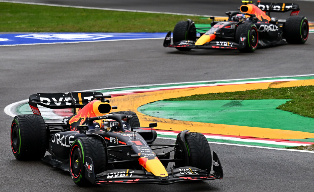 Max Verstappen foran teamkamerat Sergio Perez. Max Verstappen foran teamkamerat Sergio Perez.