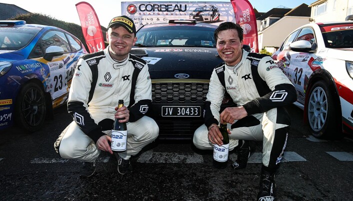 Ola Jr. Nore med sin nye kartleser Jack Morton. Ola Jr. Nore med sin nye kartleser Jack Morton.