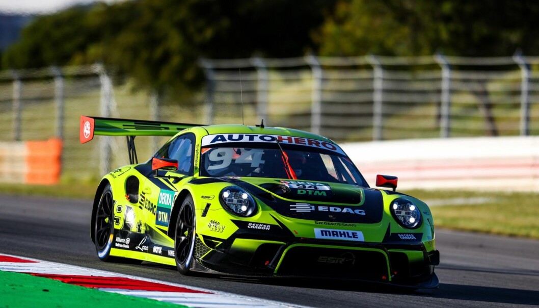 Dennis Olsen i sin helt nye GT3-bil for sesongen, en Porsche 911 GT3 R i regi av SSR Performance, på banen i Portimao hvor sesongstarten skjer denne helgen. Dennis Olsen i sin helt nye GT3-bil for sesongen, en Porsche 911 GT3 R i regi av SSR Performance, på banen i Portimao hvor sesongstarten skjer denne helgen.