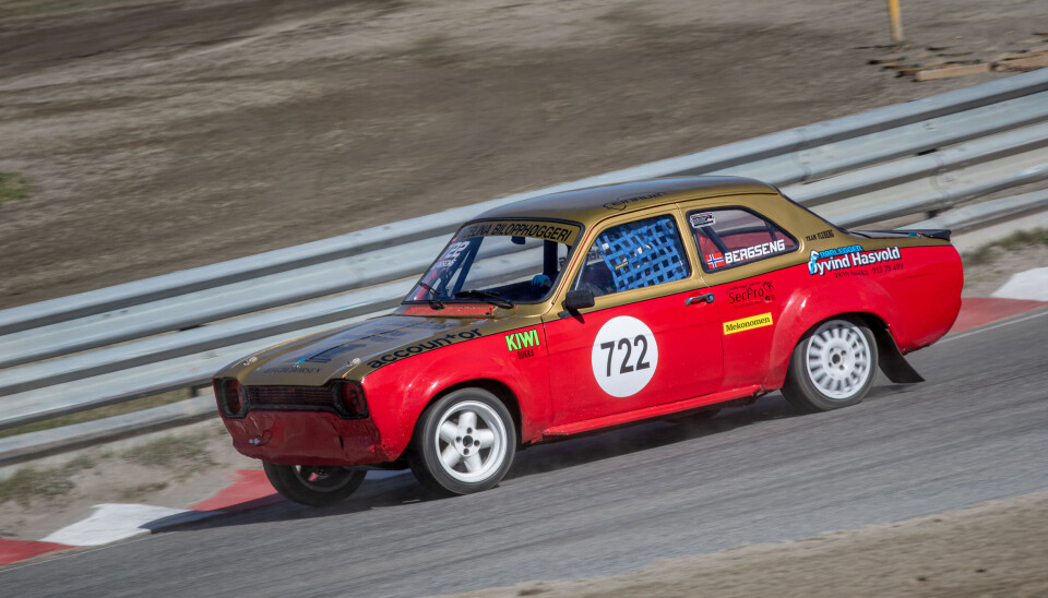 Arnfinn Bergseng i sin strøkne Ford Escort Mk1 i dem historiske klassen.