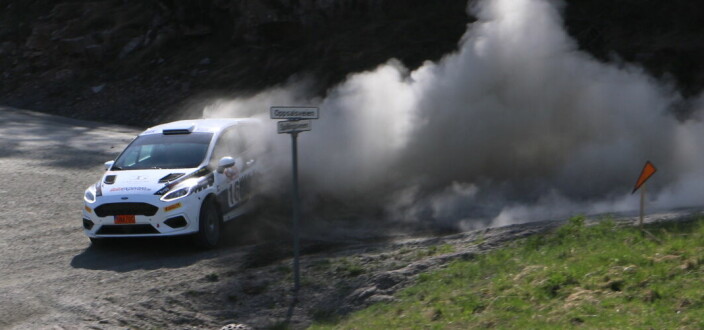 Isak innrømmer at Rally4-bilen gir en enorm fordel på skogen