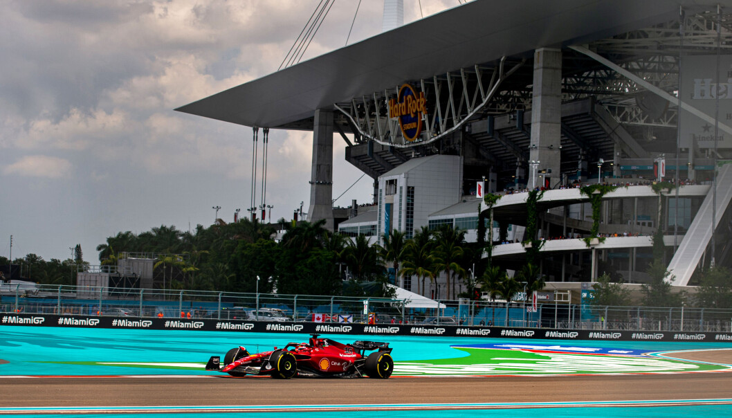 Charles Leclerc foran Hard Rock Stadium i Miami som er hovedattraksjonen der den nye banen er lagt i bydelen Miami Gardens. Charles Leclerc foran Hard Rock Stadium i Miami som er hovedattraksjonen der den nye banen er lagt i bydelen Miami Gardens.