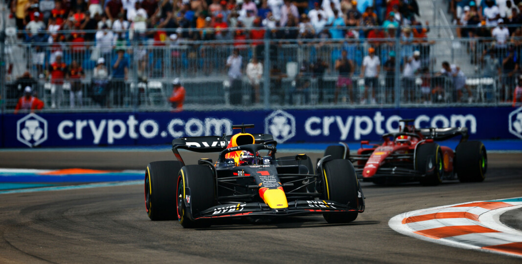 Selv om Charles Leclerc hele tiden lå der som en trussel mot slutten, så framstod Max Verstappen som om han hadde full kontroll på Miami Grand Prix. Selv om Charles Leclerc hele tiden lå der som en trussel mot slutten, så framstod Max Verstappen som om han hadde full kontroll på Miami Grand Prix.