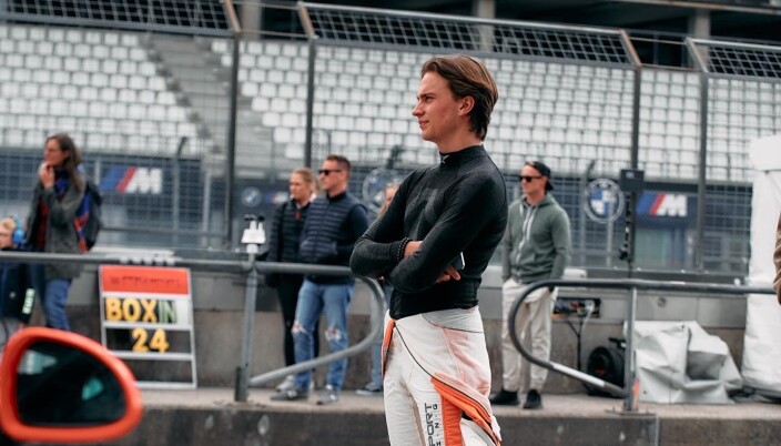 Emil Heyerdahl måtte stå på sidelinjen etter teamkompisens avkjøring. Emil Heyerdahl måtte stå på sidelinjen etter teamkompisens avkjøring.