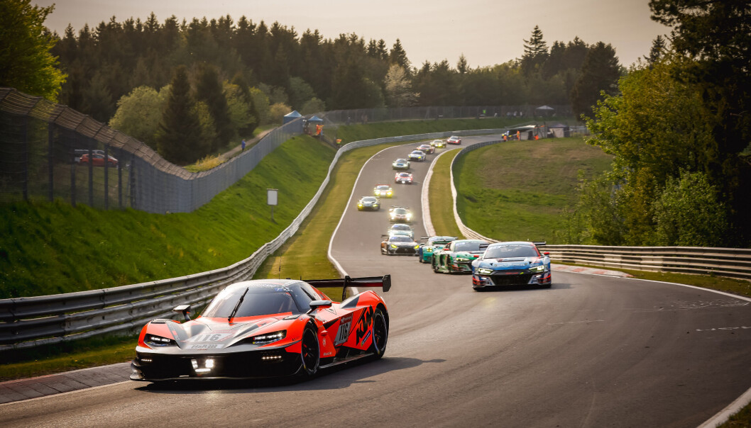 Mads Siljehaug i tet i sin KTM X-Bow sammen med True Racing, der han i den åpne SPX-klassen menget seg med de toppklassende GT3-bilene. Mads Siljehaug i tet i sin KTM X-Bow sammen med True Racing, der han i den åpne SPX-klassen menget seg med de toppklassende GT3-bilene.