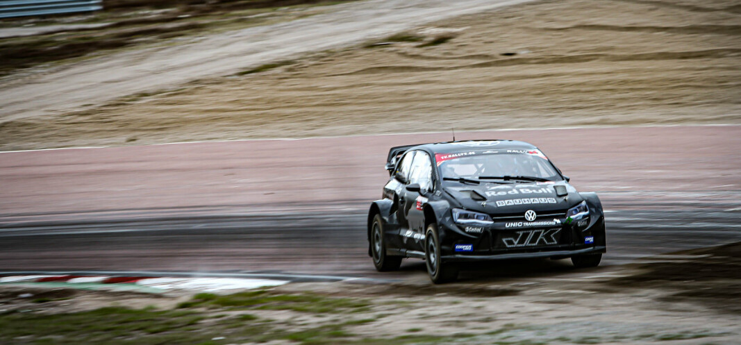 Johan Kristoffersson er på plass i Höljes, sammen med en rekke av de beste rallycrossførerne fra Norden. Men han måtte se seg slått av EVEN-kollega Ole Christian Veiby på treningene fredag kveld. Johan Kristoffersson er på plass i Höljes, sammen med en rekke av de beste rallycrossførerne fra Norden. Men han måtte se seg slått av EVEN-kollega Ole Christian Veiby på treningene fredag kveld.