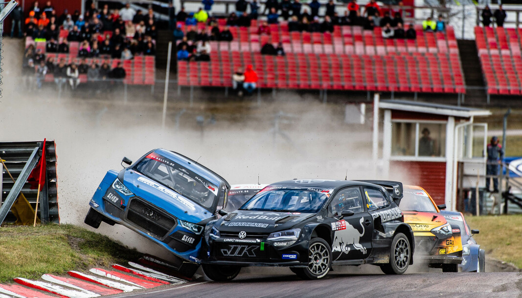 Det holdt på å gå ordentlig galt i finalen for Sondre Evjen, men han overlevde førstesvingen - samtidig som han måtte innse at det var Johan Kristoffersson som til slutt stakk av med seieren. Det holdt på å gå ordentlig galt i finalen for Sondre Evjen, men han overlevde førstesvingen - samtidig som han måtte innse at det var Johan Kristoffersson som til slutt stakk av med seieren.