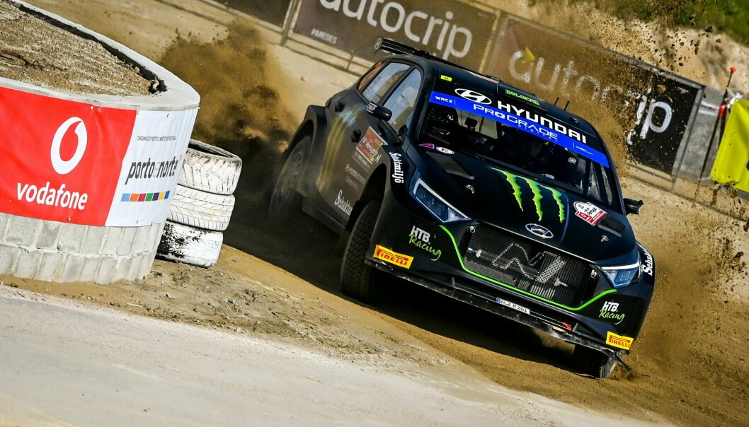 Oliver Solberg i en kullsvart Hyundai i20 N Rally2 for anledningen.