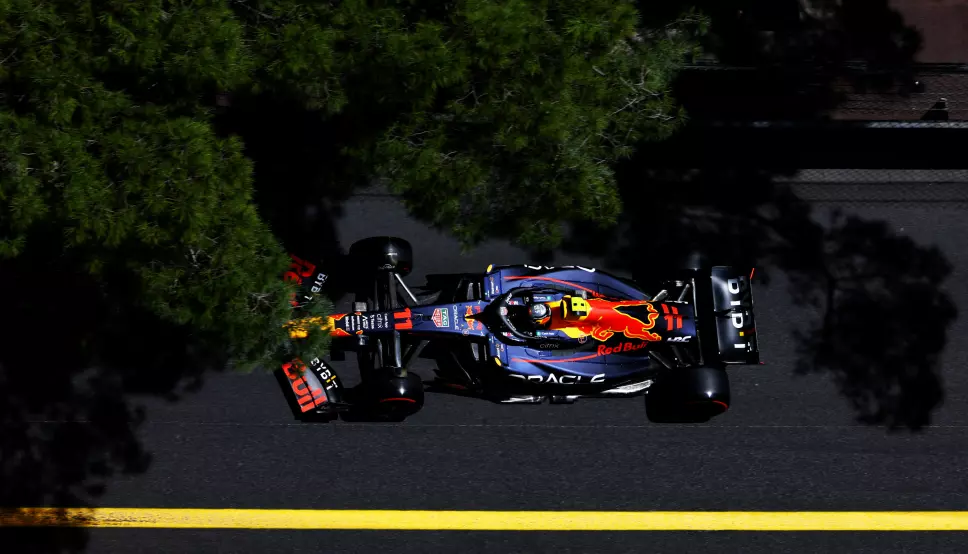 Sergio Perez på vei inn i sving 1. Mexicaneren toppet lørdagens siste trening.