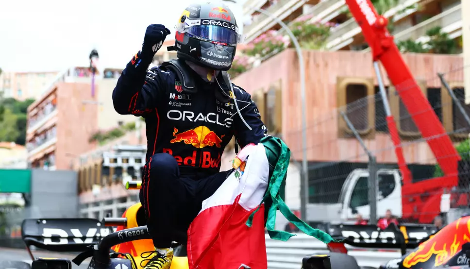 Det var det mexicanske flagget som vaiet høyst under seiersseremonien etter årets Monaco Grand Prix. Sergio Perez kjørte et eksemplarisk løp etter at Ferrari bommet på strategien.