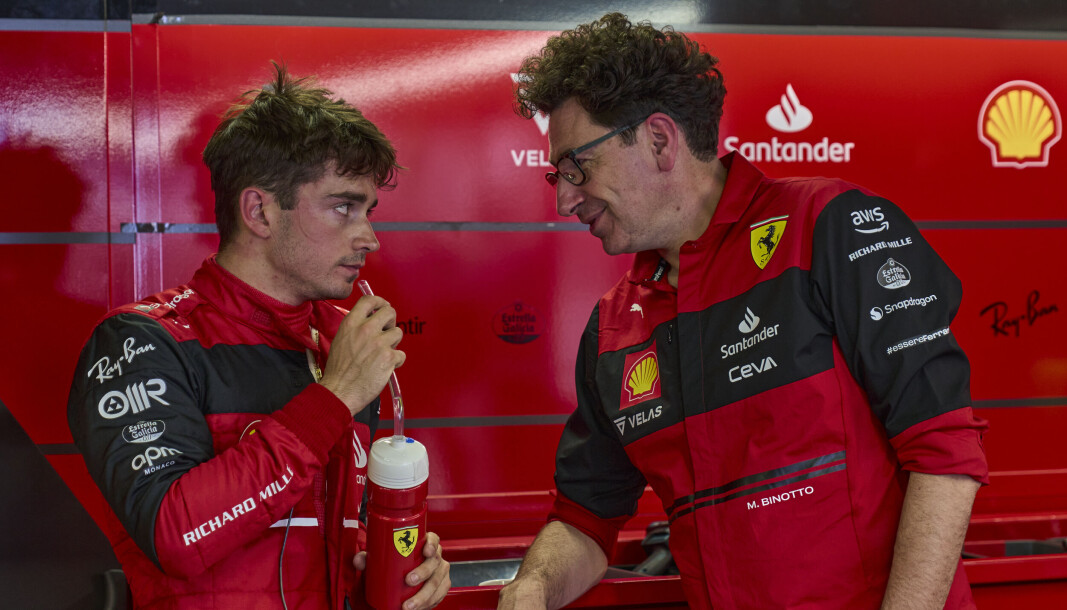 Charles Leclerc og teamsjef Mattia Binotto i samtaler under Monaco Grand Prix-helgen. Charles Leclerc og teamsjef Mattia Binotto i samtaler under Monaco Grand Prix-helgen.