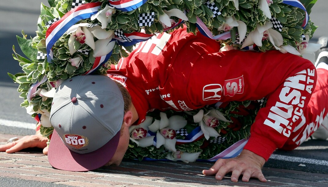 Marcus Ericsson kunne kysse mursteinene på Indianapolis etter at han vant et av verdens mest anerkjente billøp. Marcus Ericsson kunne kysse mursteinene på Indianapolis etter at han vant et av verdens mest anerkjente billøp.