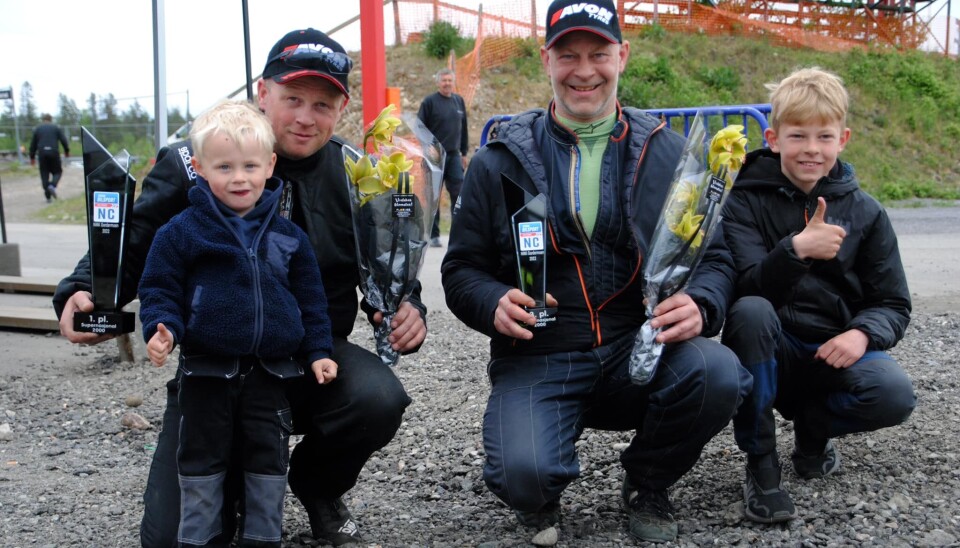 Som teamkamerater ble det en svært vellykket helg med pallplass for både Sigurd Erik Egeland og Stian Søsæther på henholdsvis første- og tredjeplass i Supernasjonal klasse 2. Her flankert av deres respektive sønner, Bjørn Erik (venstre) og Fredrik-Sebastian.