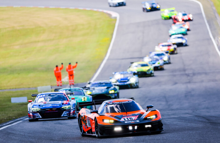 Mads Siljehaug og hans True Racing-team menget seg med førerne i toppklassen med GT3-biler, selv om de kjører en GT2-bil med andre spesifikasjoner som teknisk sett ikke er altfor langt unna de raskeste tidene. Mads Siljehaug og hans True Racing-team menget seg med førerne i toppklassen med GT3-biler, selv om de kjører en GT2-bil med andre spesifikasjoner som teknisk sett ikke er altfor langt unna de raskeste tidene.