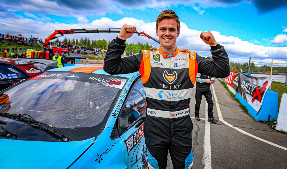Thomas Bryntesson etter seieren i Finland sist helg. Nå er han med i medaljekampen, til tross for lavere budsjetter og eldre bil enn flere av hans sterkste konkurrenter.