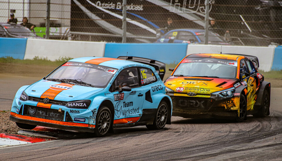 Thomas Bryntesson i føringen foran finske Niclas Grönholm, som har vært en toppfører å regne i Rallycross-VM de siste sesongene.