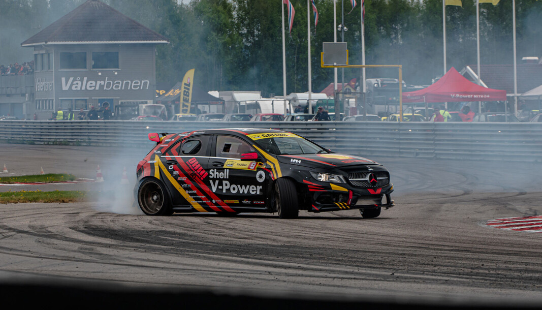 Olav Haugen Hasdal er en av førerne som skal delta i årets Drifting-NM, her med nybygd Mercedes A-klasse på Vålerbanen tidligere i år. Olav Haugen Hasdal er en av førerne som skal delta i årets Drifting-NM, her med nybygd Mercedes A-klasse på Vålerbanen tidligere i år.