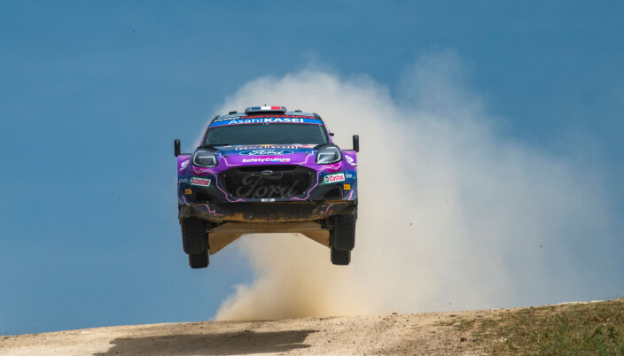 Adrien Fourmaux har det tøft denne sesongen, og på Sardinia endte det med hans tredje avkjøring på fire forsøk i den nye Rally1-Pumaen til M-Sport. Her fra ikoniske Mickey's Jump inne på Monte Lerno-etappen. Adrien Fourmaux har det tøft denne sesongen, og på Sardinia endte det med hans tredje avkjøring på fire forsøk i den nye Rally1-Pumaen til M-Sport. Her fra ikoniske Mickey's Jump inne på Monte Lerno-etappen.