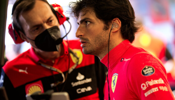 Carlos Sainz er sikret to ytterligere år hos Ferrari sammen med teamkamerat Charles Leclerc.