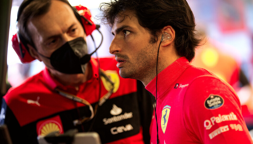 Carlos Sainz er sikret to ytterligere år hos Ferrari sammen med teamkamerat Charles Leclerc.
