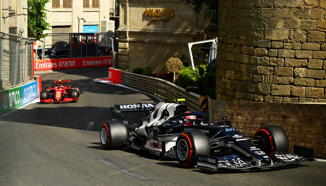 Pierre Gasly foran Carlos Sainz under fjorårets Azerbaijan Grand Prix. Pierre Gasly foran Carlos Sainz under fjorårets Azerbaijan Grand Prix.