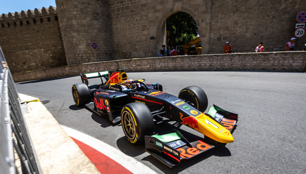 Dennis Hauger har hatt sine beste resultater på gatebanene i årets Formel 2-sesong så langt. Dessverre møtte nordmannen barrieren for første gang i Baku. Dennis Hauger har hatt sine beste resultater på gatebanene i årets Formel 2-sesong så langt. Dessverre møtte nordmannen barrieren for første gang i Baku.