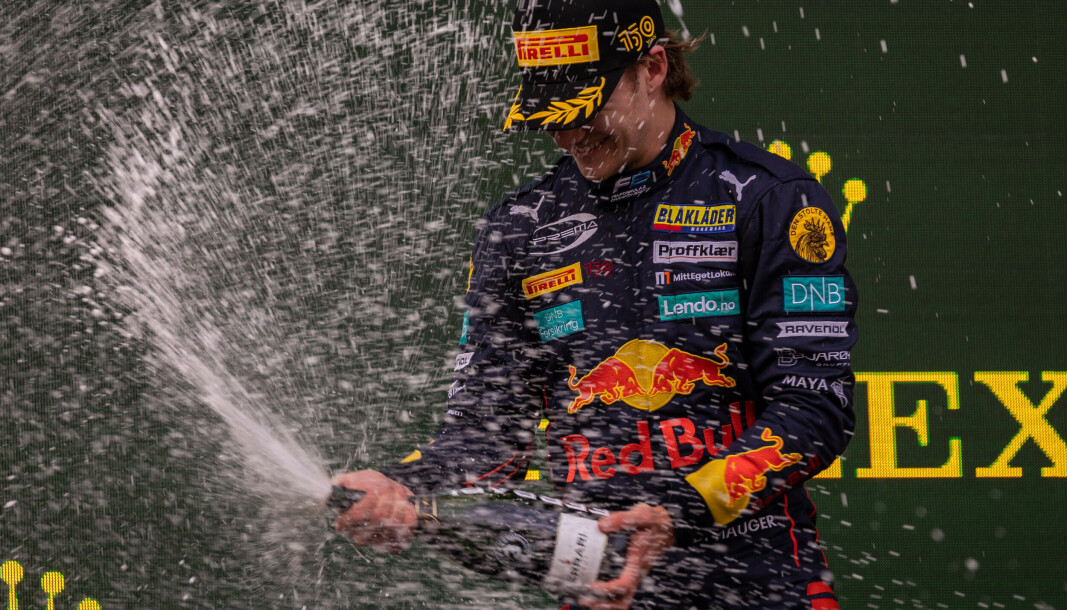 Dennis Hauger fikk sprute champagne i Monaco for en uke siden. Denne helgen får han gjenta bedriften med en enda mer betydningsfull seier. Dennis Hauger fikk sprute champagne i Monaco for en uke siden. Denne helgen får han gjenta bedriften med en enda mer betydningsfull seier.