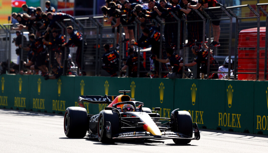 Max Verstappen krysset mål som nummer én foran sin lagkamerat, Sergio Perez. Max Verstappen krysset mål som nummer én foran sin lagkamerat, Sergio Perez.