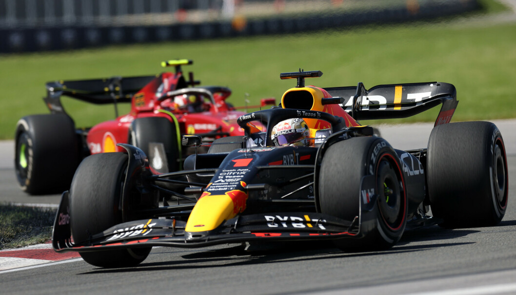 Max Verstappen ble jaget tett av Carlos Sainz jr. i de siste rundene av løpet i Montreal. Max Verstappen ble jaget tett av Carlos Sainz jr. i de siste rundene av løpet i Montreal.