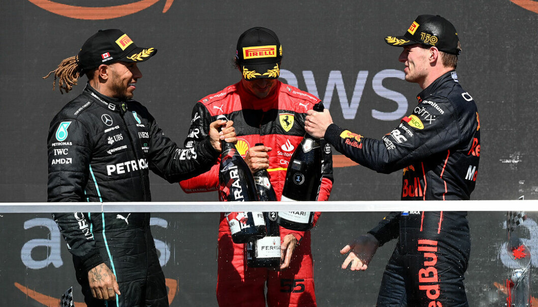 Lewis Hamilton, Carlos Sainz jr. og Max Verstappen delte seierspallen og champagnesprut på Circuit Gilles Villeneuve utenfor Montreal søndag kveld norsk tid.