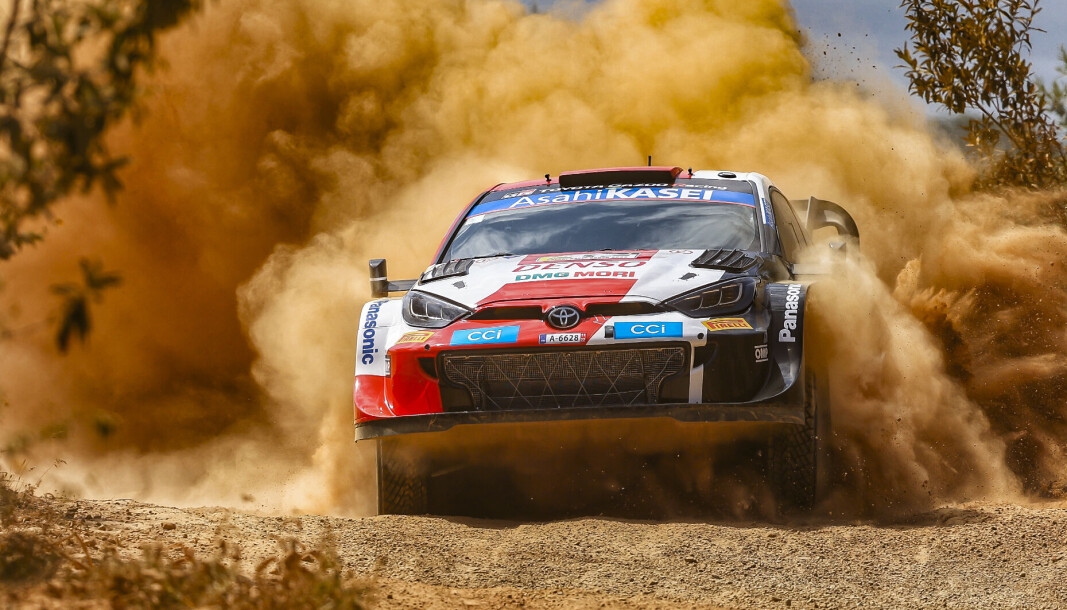 Man skulle ikke tro Sebastien Ogier kommer inn som tredjefører i det han gjør seg komfortabel i ledelsen av Safari Rally Kenya. Man skulle ikke tro Sebastien Ogier kommer inn som tredjefører i det han gjør seg komfortabel i ledelsen av Safari Rally Kenya.