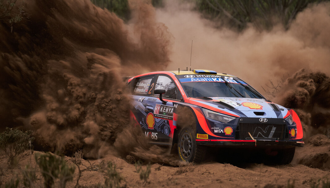 Oliver Solberg under svært krevende forhold i Afrika under første dag av Safari Rally Kenya. Oliver Solberg under svært krevende forhold i Afrika under første dag av Safari Rally Kenya.