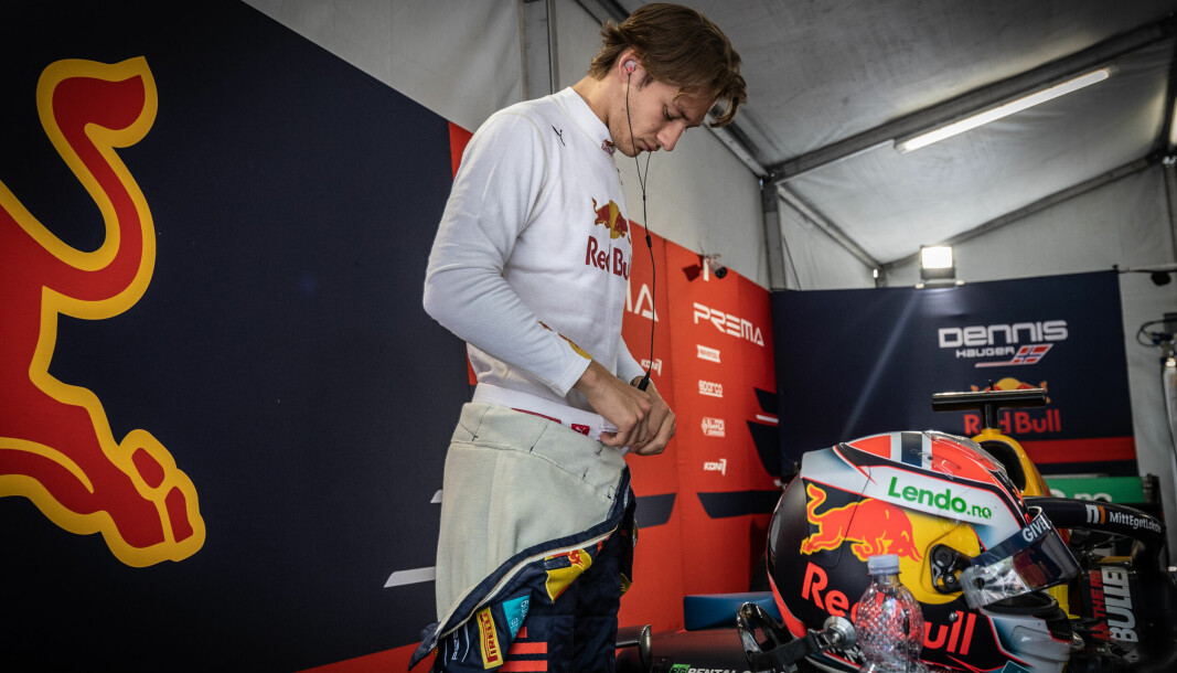 Red Bull-junioren fra Norge gjør seg her klar for aksjon for løpet i Baku.