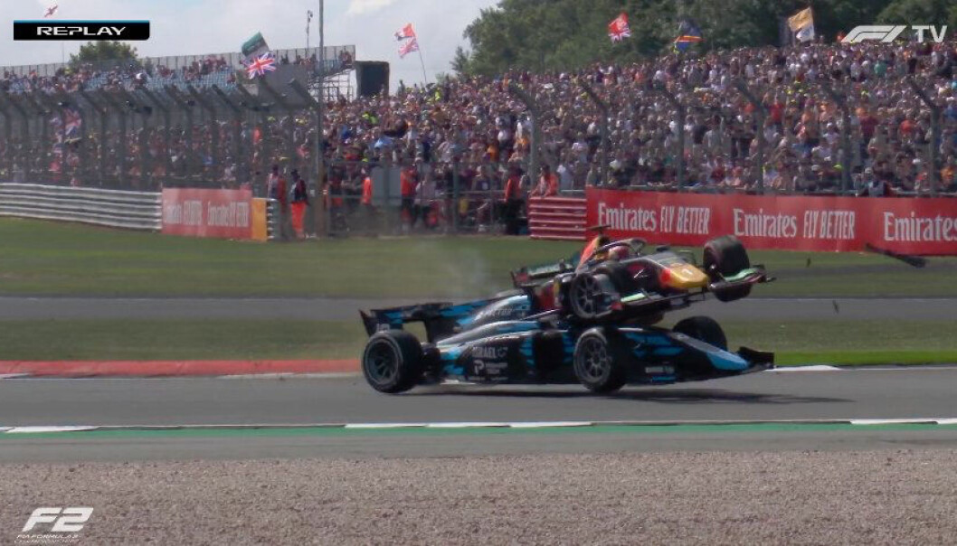 Her smeller det stygt mellom Dennis Hauger og Roy Nissany på Silverstone. Her smeller det stygt mellom Dennis Hauger og Roy Nissany på Silverstone.