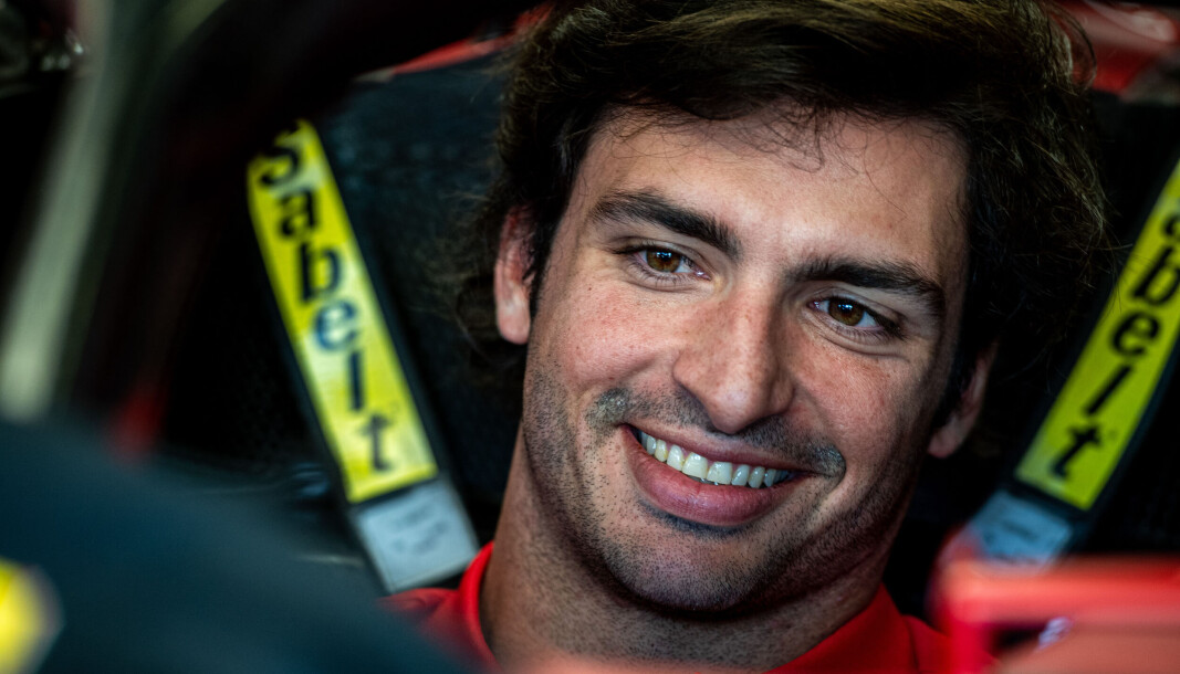 Carlos Sainz hadde all grunn til å smile etter sin første Formel 1-seier på Silverstone. Carlos Sainz hadde all grunn til å smile etter sin første Formel 1-seier på Silverstone.