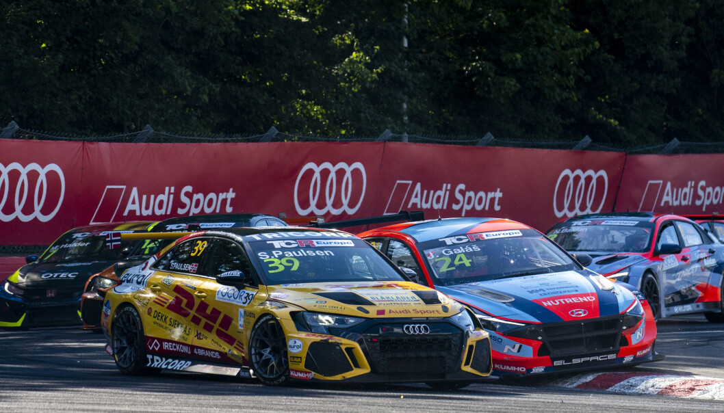 Stian Paulsen i sin innlånte Audi RS3 LMS i den beryktede første svingen på gatebanen i Nürnberg, Norisring. Få var tøffere og mer effektive i denne svingen enn nordmannen. Stian Paulsen i sin innlånte Audi RS3 LMS i den beryktede første svingen på gatebanen i Nürnberg, Norisring. Få var tøffere og mer effektive i denne svingen enn nordmannen.
