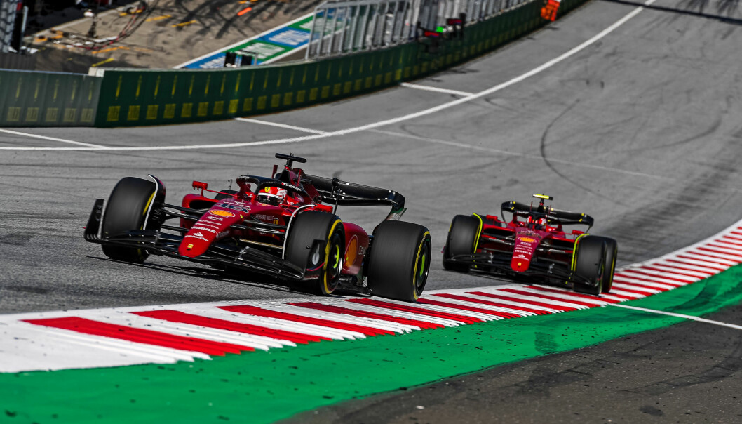 Charles Leclerc foran teamkamerat Carlos Sainz jr., men bare en av de kom i mål under Østerrike Grand Prix.
