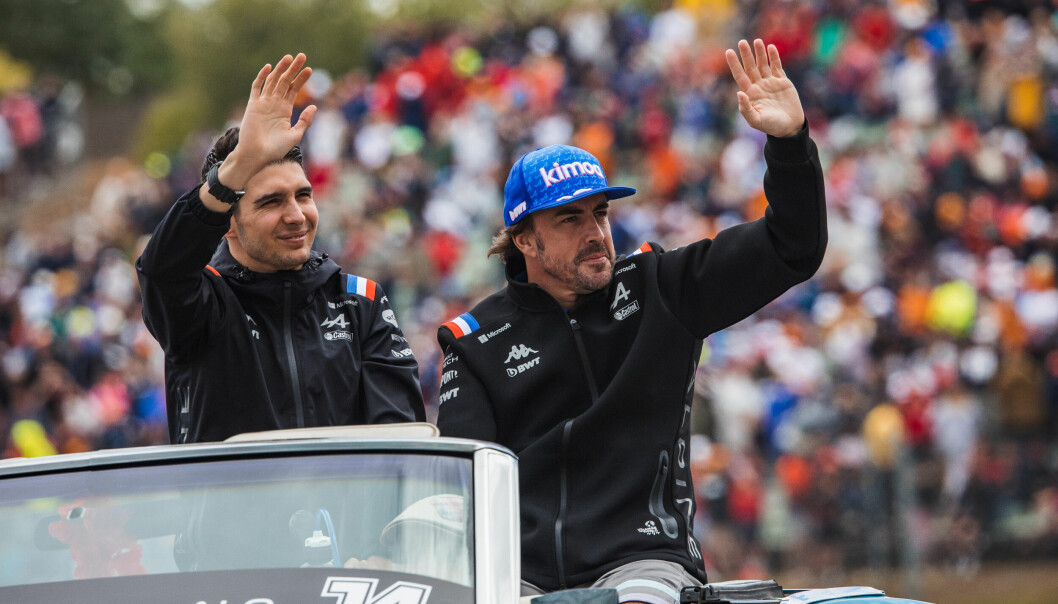 Fernando Alonso vinker farvell til teamkamerat Esteban Ocon og Alpine etter denne sesongen, og erstatter blått med grønt med mandagens svært overraskende overgang.