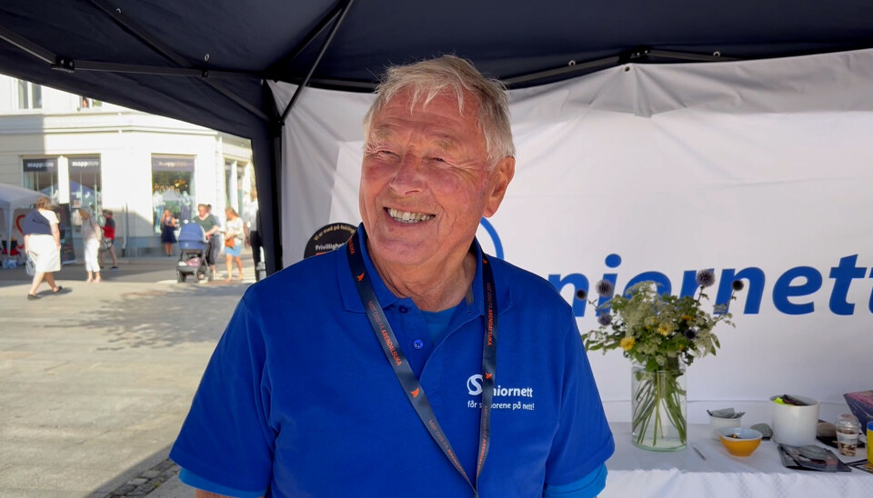 Gammel mann som står i et telt under Arendalsuka 2022.