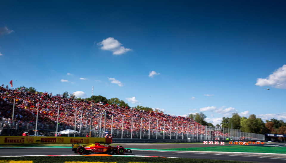 Tusenvis av rødkledde Tifosi-fans kunne slippe jubelen løs da Charles Leclerc kjørte over målstreken som raskeste mann på kvalifiseringen. Men han er også en av svært få toppførere som starter Italias Grand Prix uten å ha pådratt seg noen straffer på forhånd.