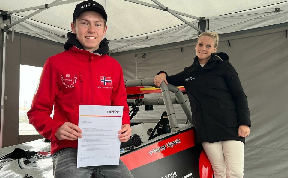 Marcus Myrseth (17) har vært ambassadør for DRIVE det siste året, og neste år får han en gyllen sjanse til å vise seg fram i den største klassen i Rallycross-NM. Her sammen med daglig leder Jeanette Sørmoen-Børseth.