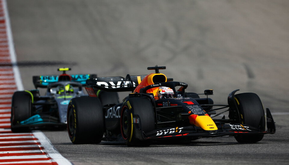 Max Verstappen foran Lewis Hamilton i sluttfasen av løpet - en seanse som var mer vanlig i år enn i fjor.