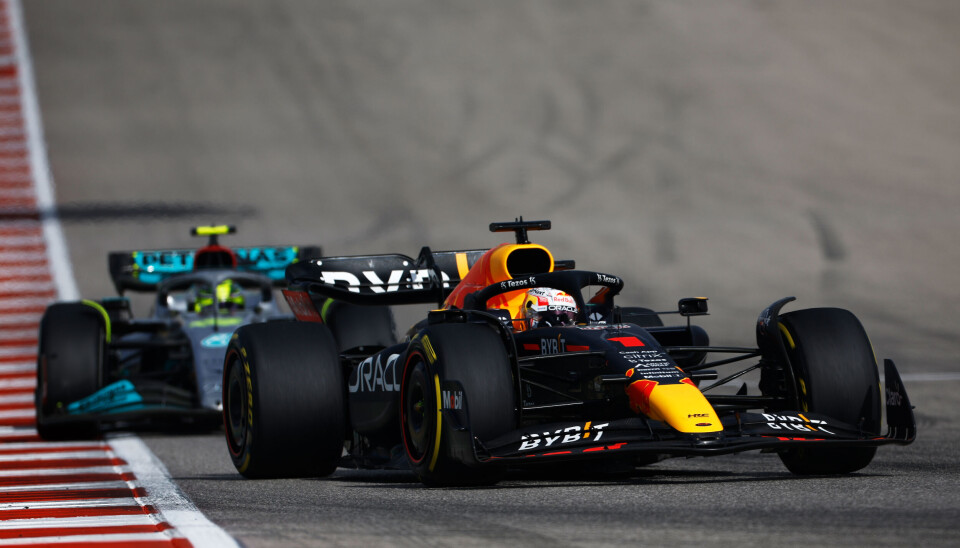 Max Verstappen foran Lewis Hamilton i sluttfasen av løpet - en seanse som var mer vanlig i år enn i fjor. Max Verstappen foran Lewis Hamilton i sluttfasen av løpet - en seanse som var mer vanlig i år enn i fjor.