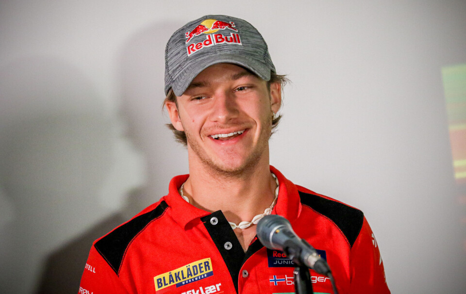 Dennis Hauger var i godt humør da han kunne avsløre at han i 2023 skulle kjøre for MP Motorsport.