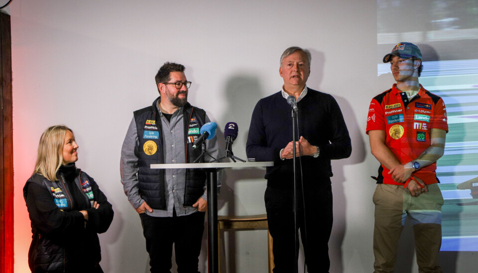 Her står Dennis Hauger på scenen med tre av sine viktigste personer i apparatet sitt, som alle har sitt opphav i Rudskogen Motorsenter. Fra venstre markeds- og eventsjef Line Skaugstad, salgs- og utviklingssjef Henning Jodnes og daglig leder Harald Huysman.
