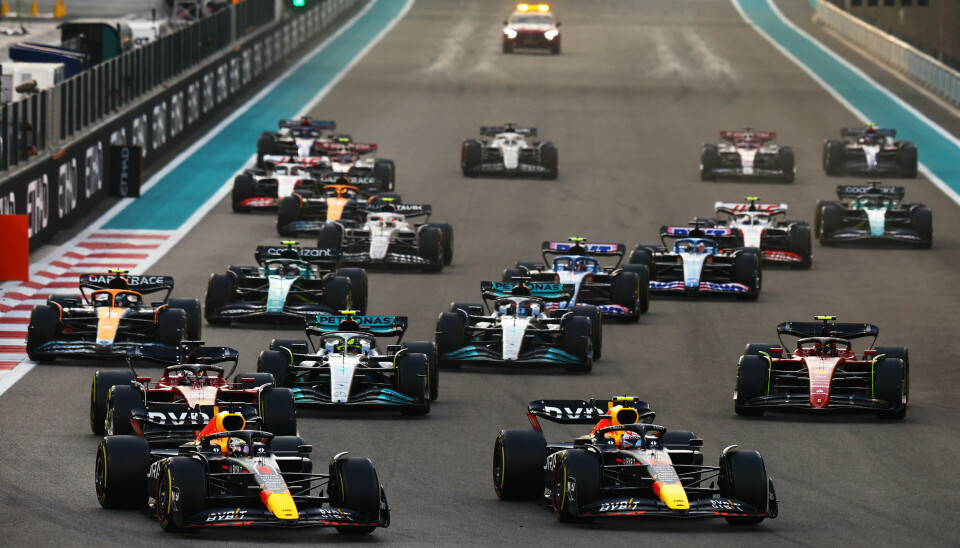 Hektisk start i Abu Dhabi Grand Prix, men feltet strakk seg fort og etterhvert ble det mer en strategisk kamp enn de aller største reelle duellene og knivingene ute på banen.
